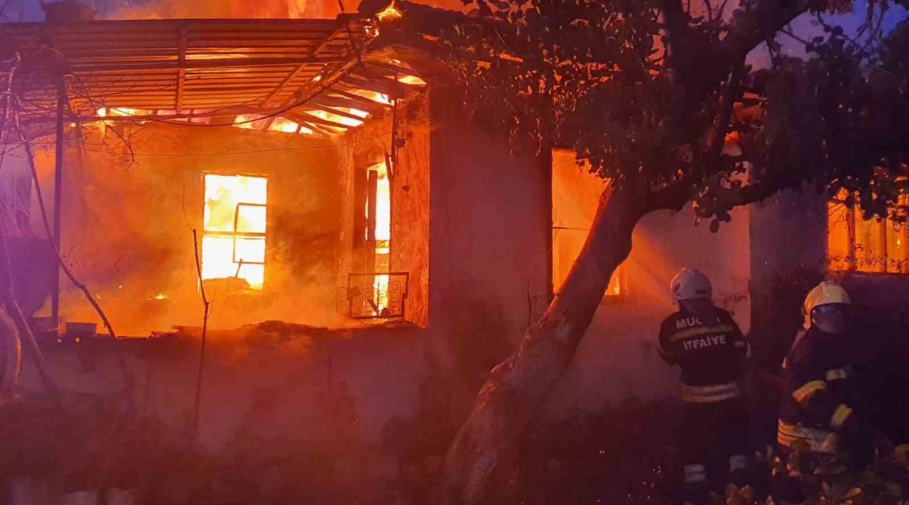 Köyceğiz’de ahşap ev tamamen yandı