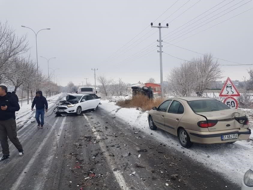 Niğde’de kar yağışı sonrası kapanan köy yolları açılıyor
