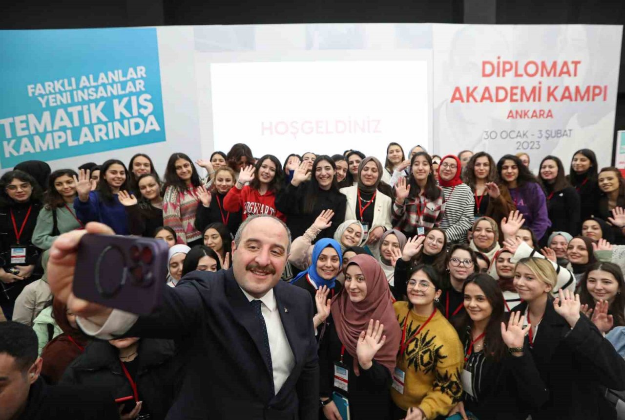 Bakan Varank ‘Diplomat Akademi Kampı’na katıldı