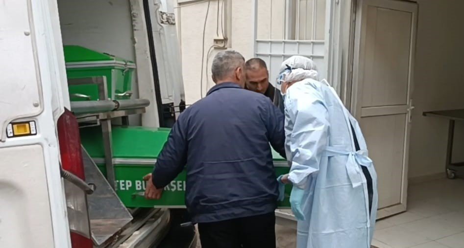 Cani anne elinden tuttuğu kızını boğarak öldürmeye götürmüş