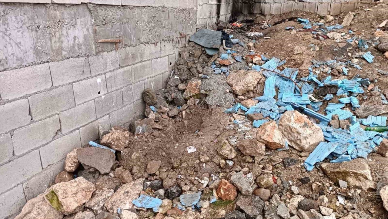 Cani anne elinden tuttuğu kızını boğarak öldürmeye götürmüş