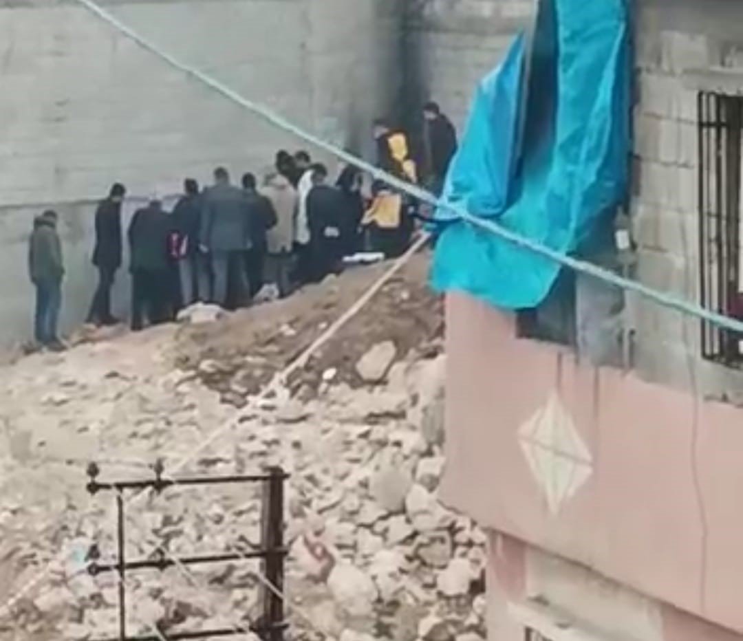 Cani anne elinden tuttuğu kızını boğarak öldürmeye götürmüş