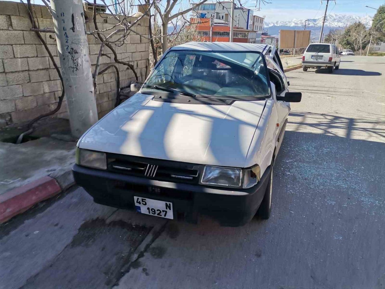 Kuvvetli rüzgar, çadırı otomobilin üzerine devirdi