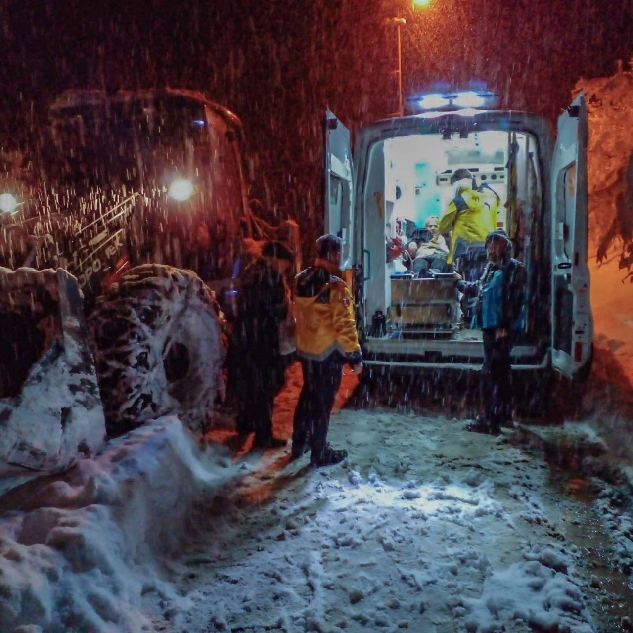 Ünye’de karla kaplı yolda ekipler, hasta kadın için seferber oldu