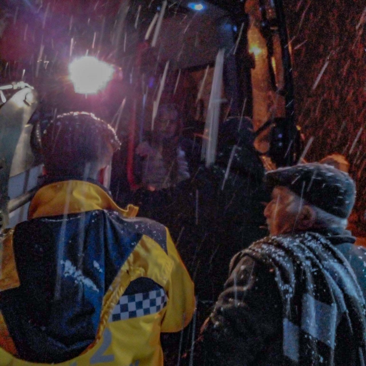 Ünye’de karla kaplı yolda ekipler, hasta kadın için seferber oldu