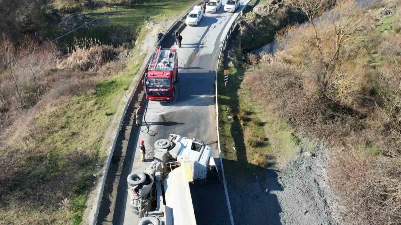 Arnavutköy’de sürücüsünün kontrolünden çıkarak devrilen hafriyat kamyonu yolu kapattı