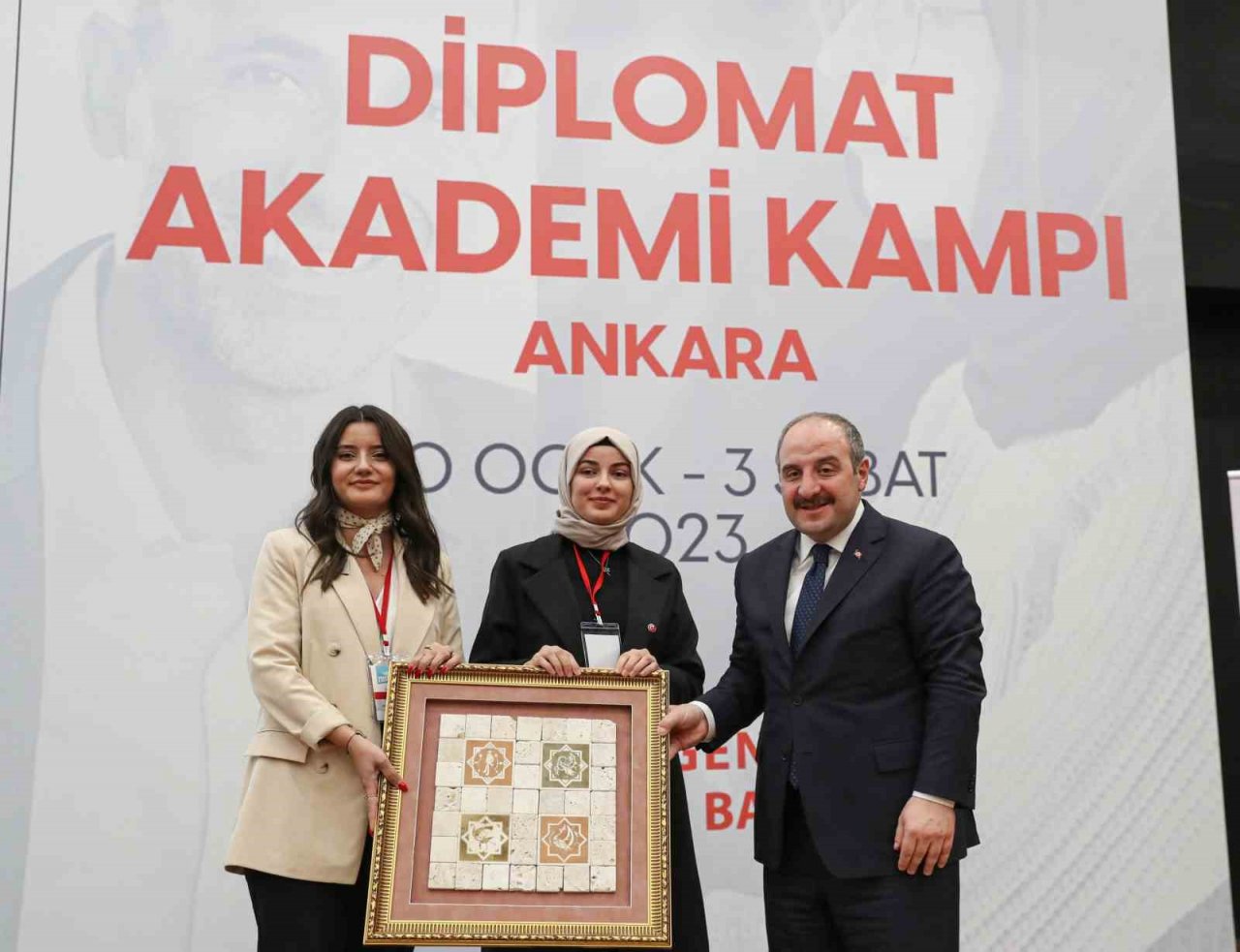 Bakan Varank ‘Diplomat Akademi Kampı’na katıldı