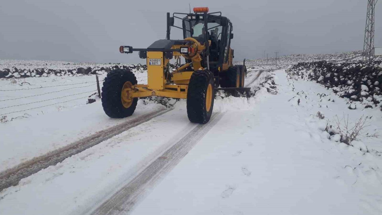 Şanlıurfa’da karla mücadele devam ediyor