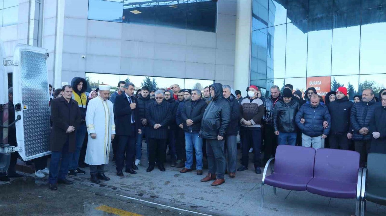 Hastanede kalp krizi geçiren sağlık çalışanı hayatını kaybetti