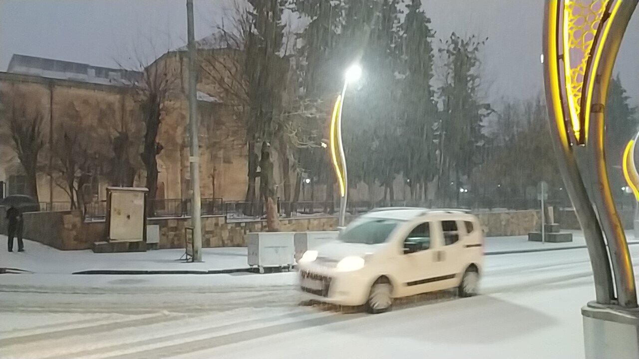 Diyarbakır ilçeleri beyaz örtüyle kaplandı
