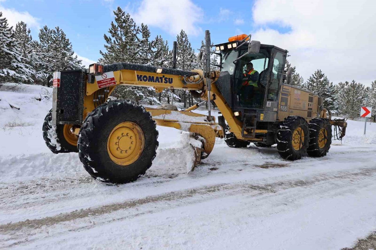 Kapanan köy yolları bir bir açılıyor