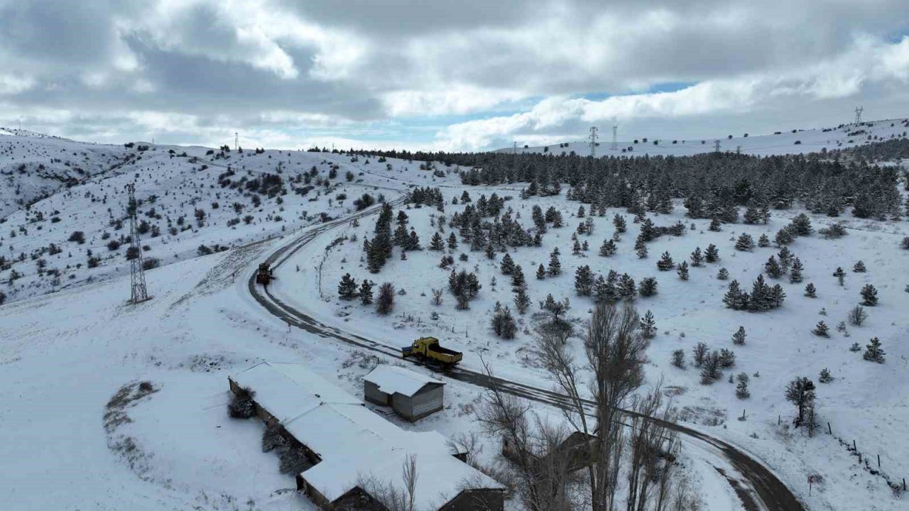 Kapanan köy yolları bir bir açılıyor