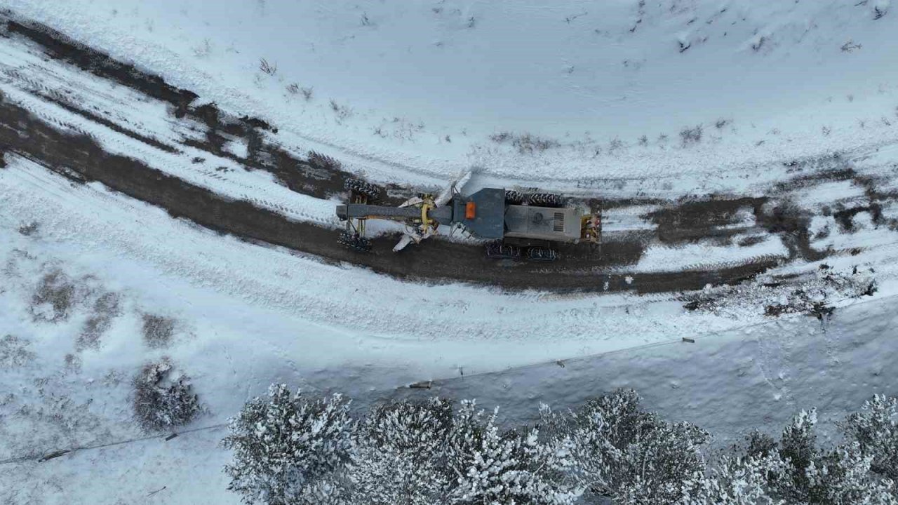 Kapanan köy yolları bir bir açılıyor