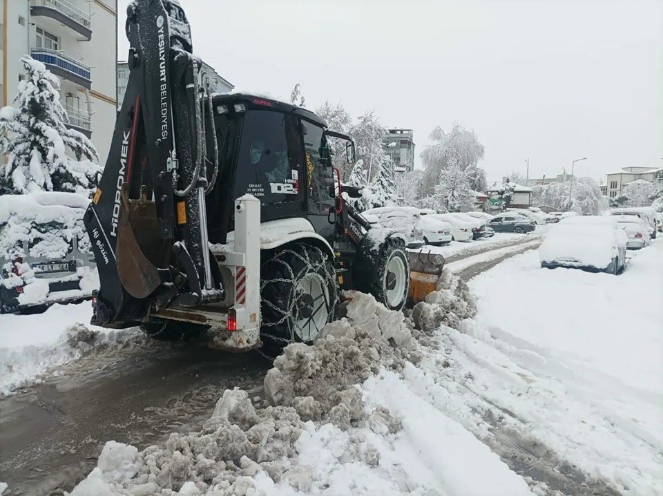 Başkan Çınar, karla mücadeleyi yakından takip etti