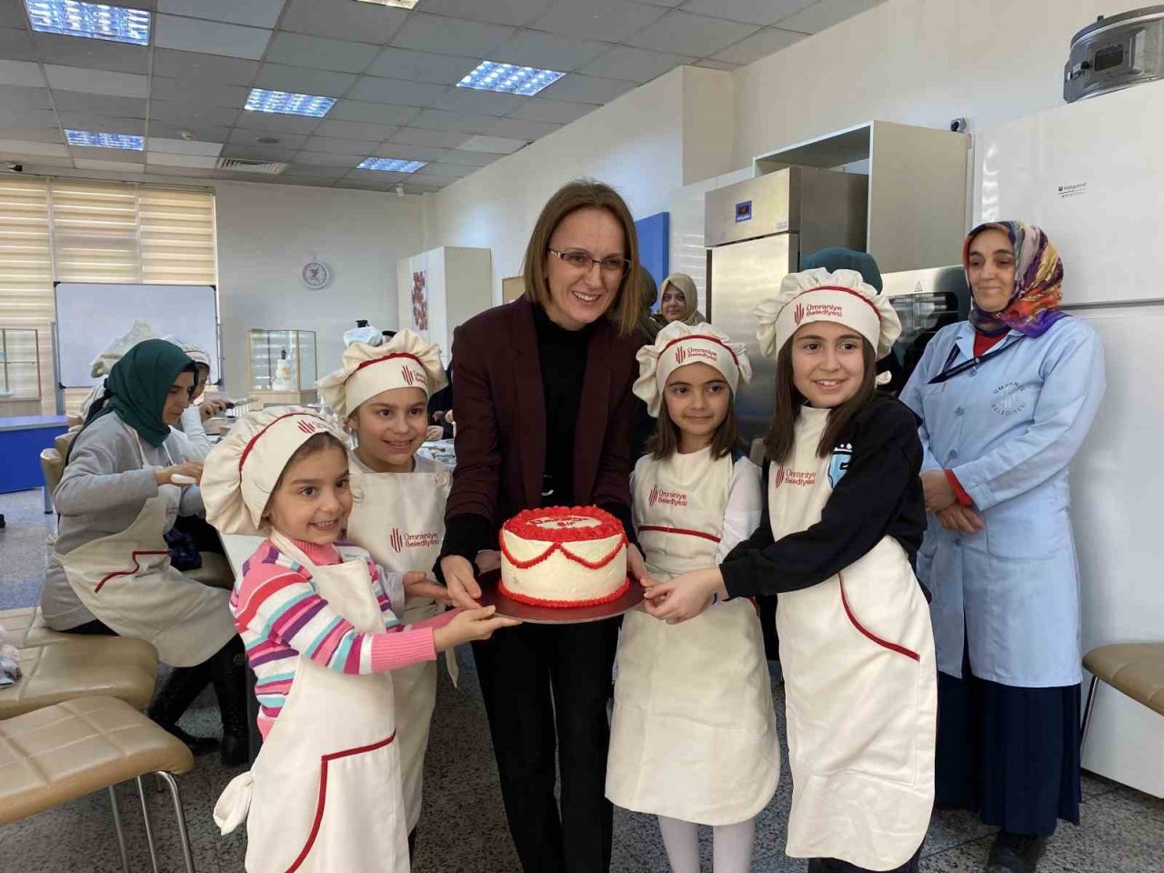 Ümraniyeli çocuklar anneleri ile pasta yaptı, doyasıya eğlendi