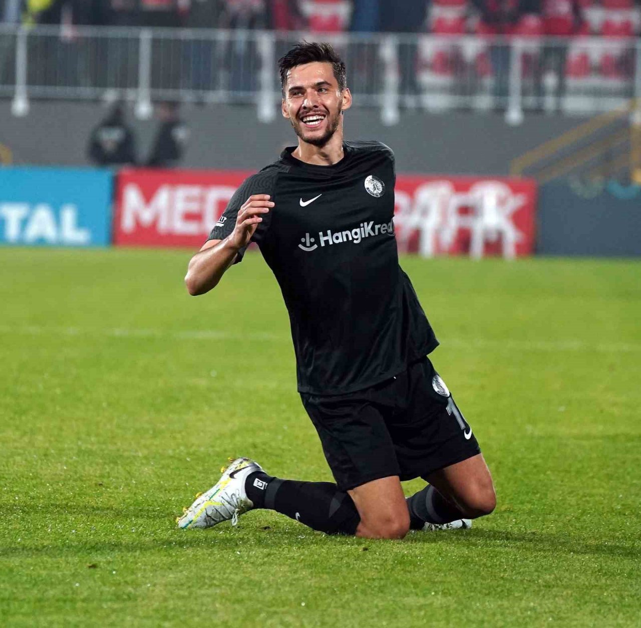 Umut Nayir, İstanbul takımlarını seviyor