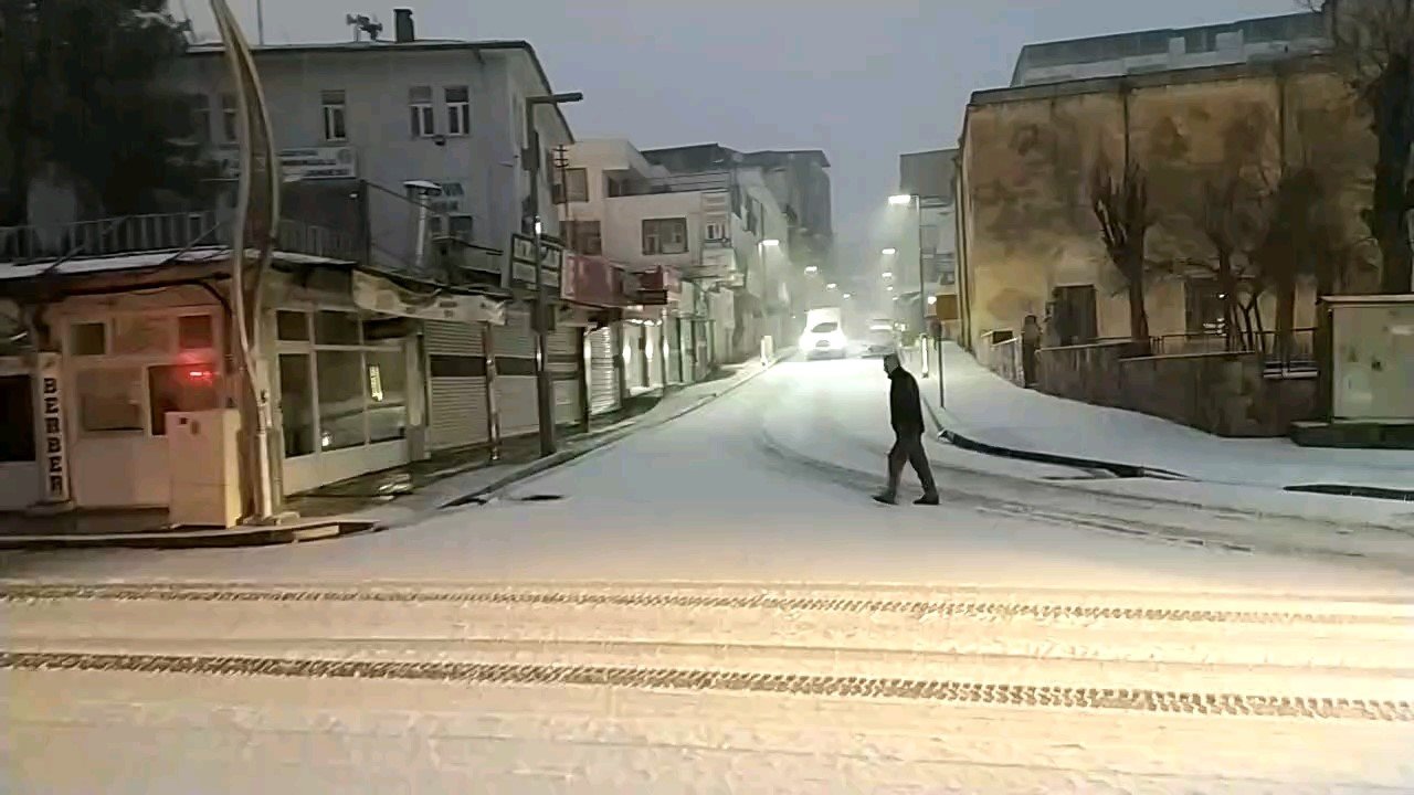 Diyarbakır ilçeleri beyaz örtüyle kaplandı