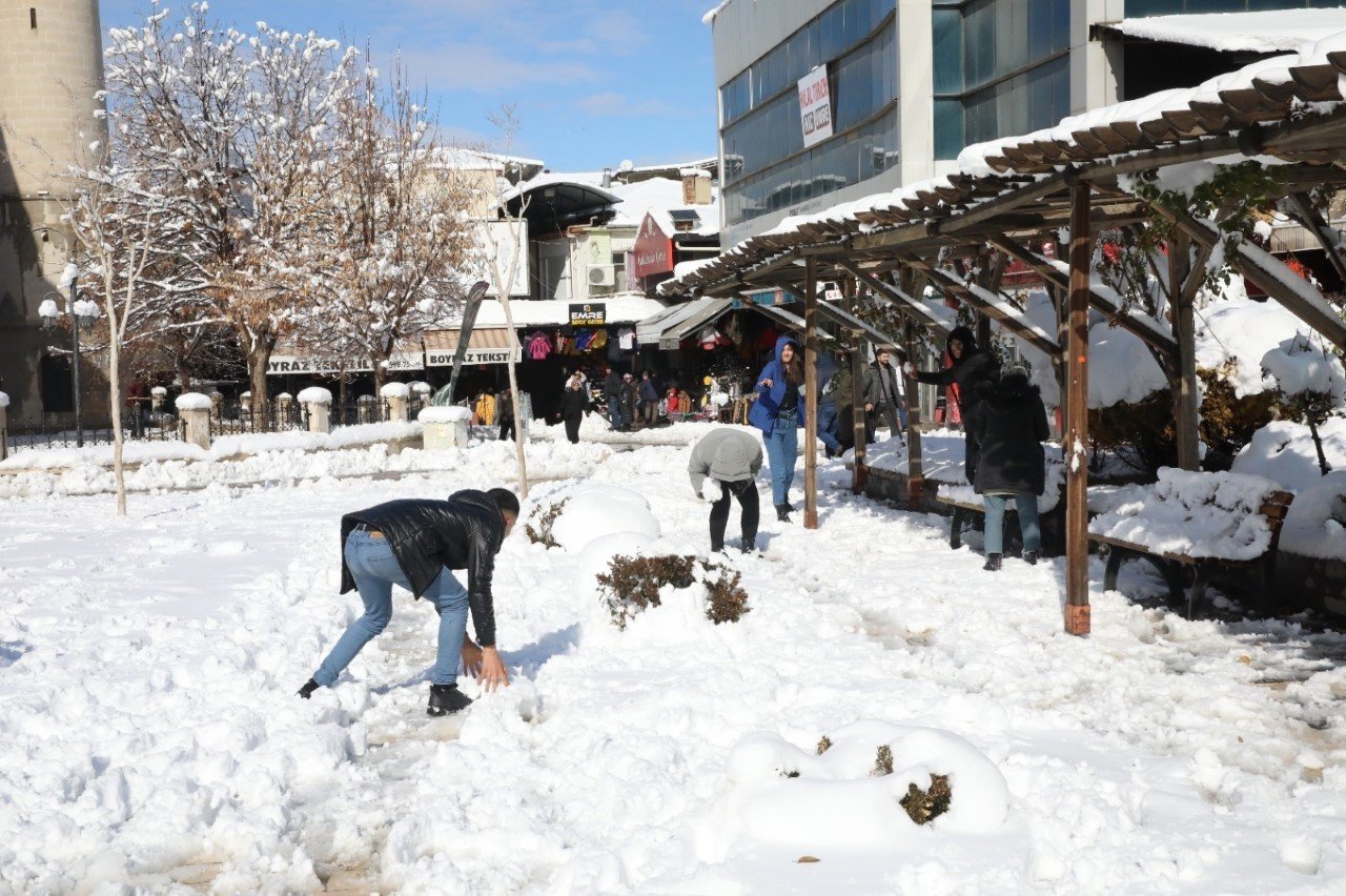 Battalgazi’de karla mücadele ekipleri iş başında