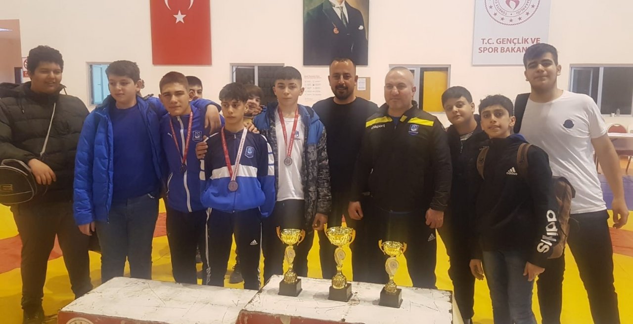 Yunusemreli güreşçilerden 3 kupa ve 23 madalya