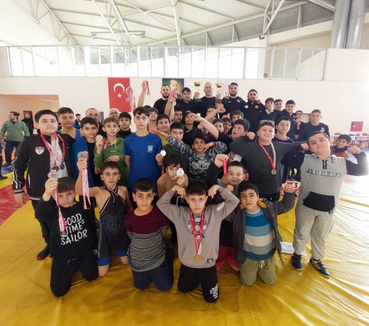 Yunusemreli güreşçilerden 3 kupa ve 23 madalya