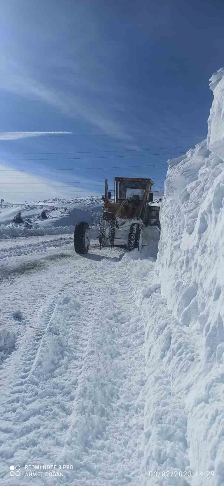 Okullar açılmadan Toros Dağları’nın karlı yolları açıldı