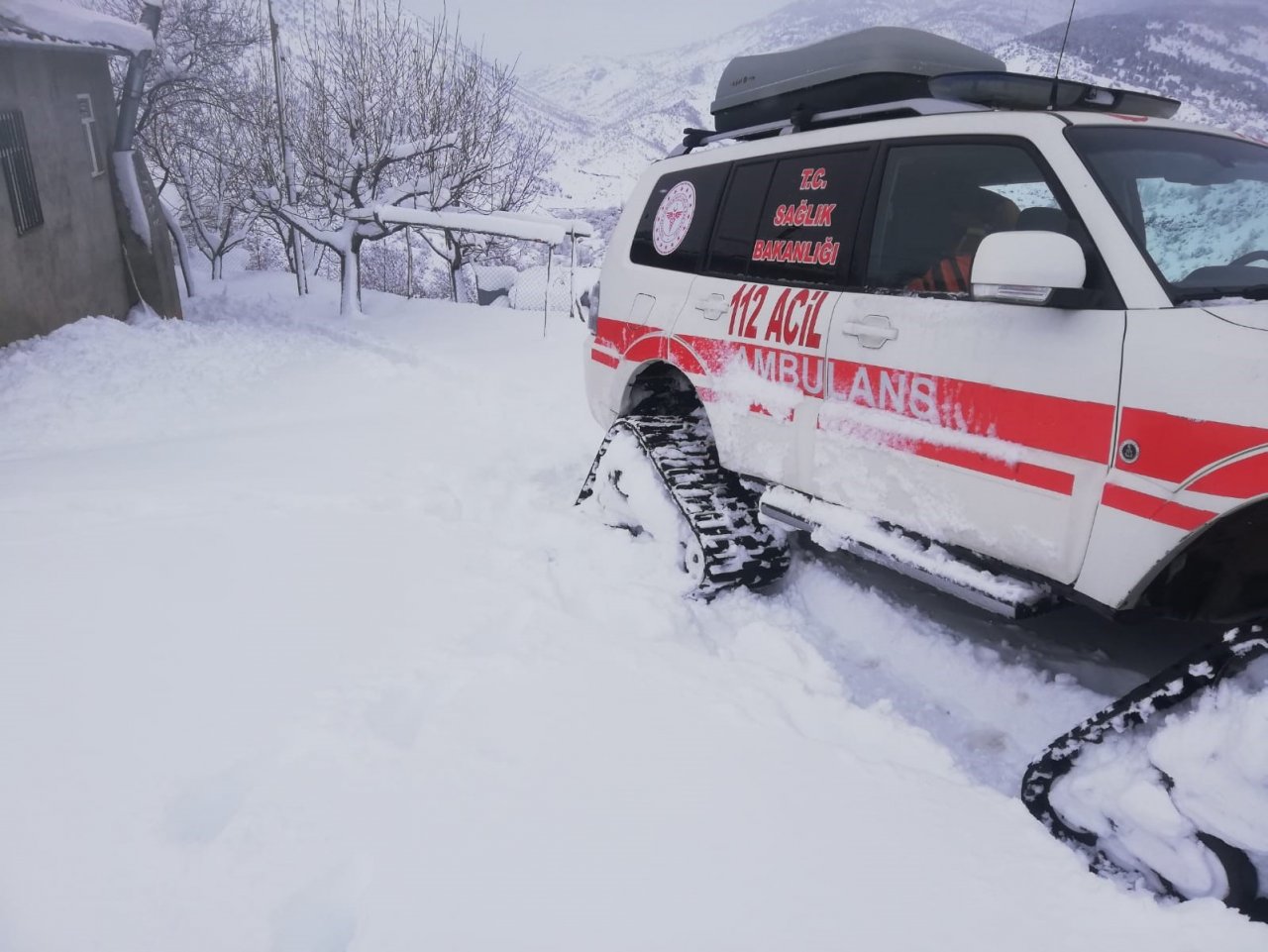 Nefes darlığı yaşayan hastaya paletli ambulans ulaştı