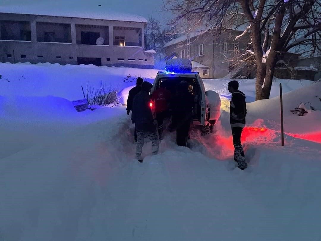 Nefes darlığı yaşayan hastaya paletli ambulans ulaştı