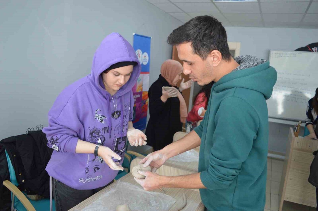 Afyonkarahisar’da gençler çini ve seramik eğitimi alıyor