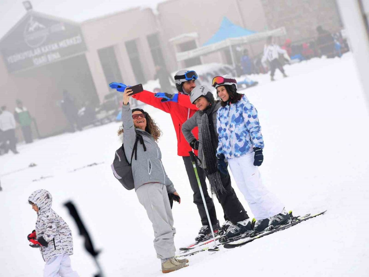 Kar yağdı, kayak merkezi doldu