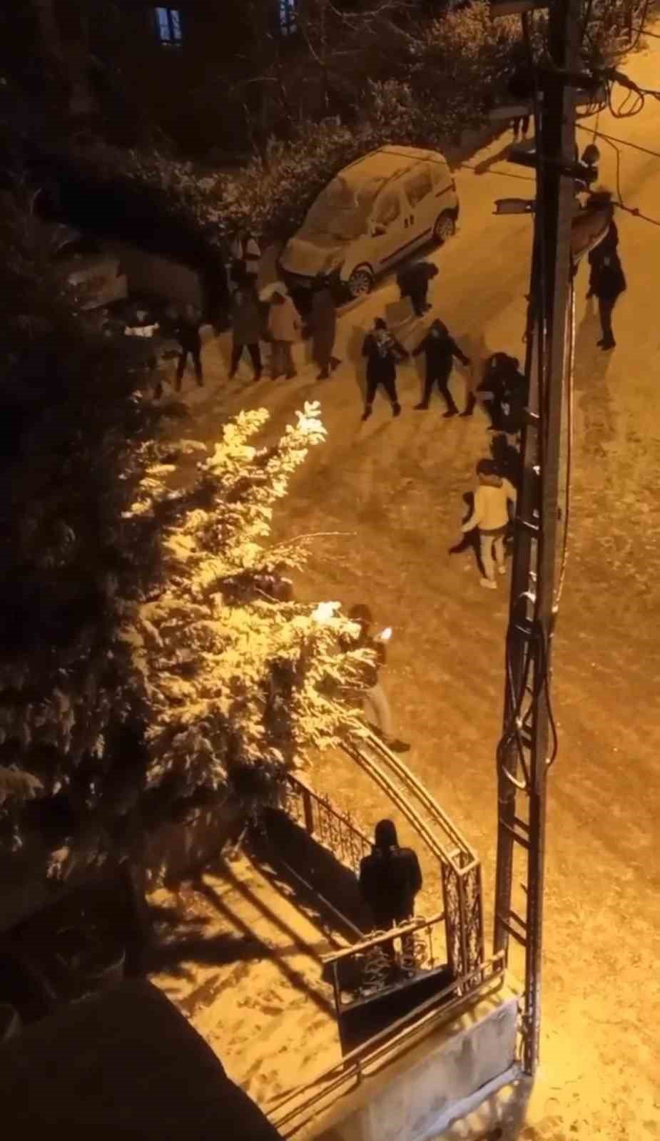 Ankara’da kar yağışı halayla kutlandı