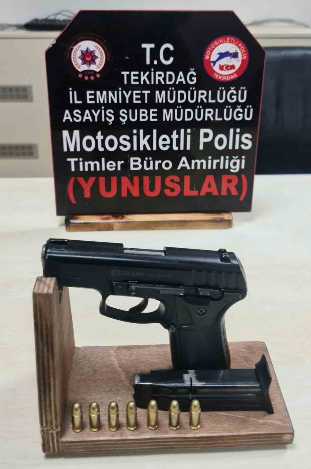 Polis uygulamasından kaçmaya çalışan araçtan silah çıktı