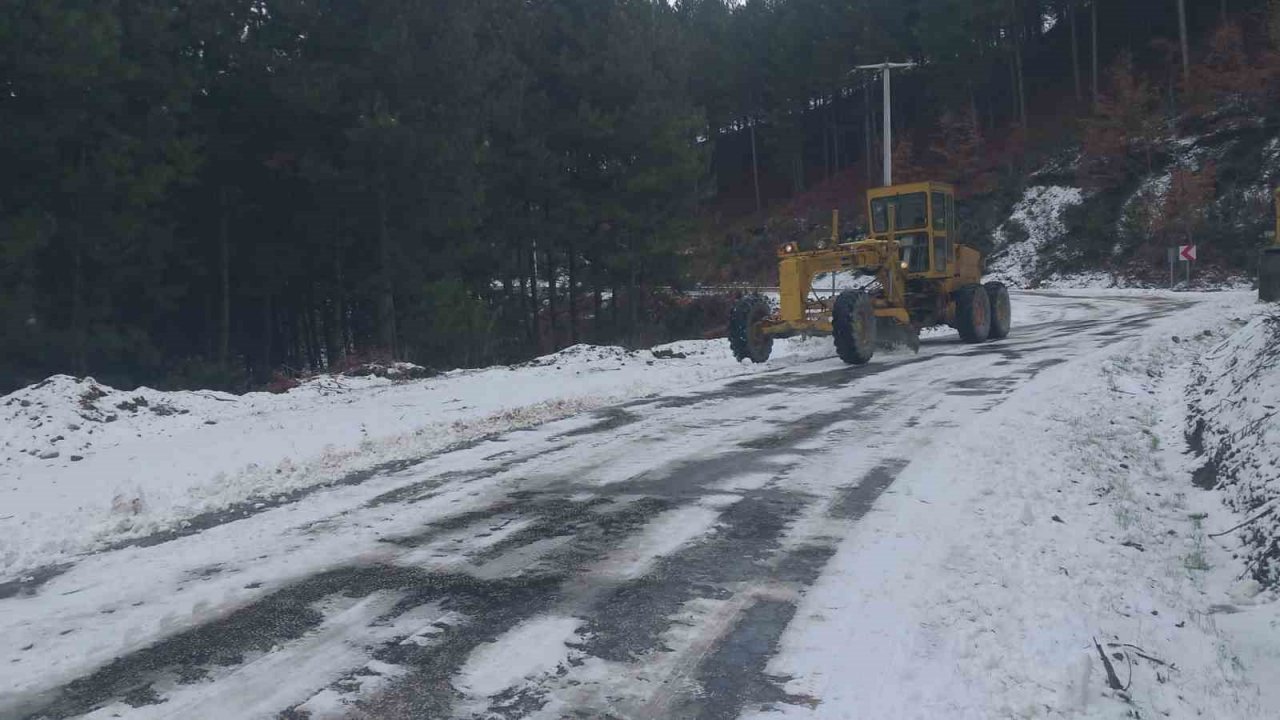 Aydın Büyükşehir Belediyesi ekipleri karla mücadele çalışmalarını sürdürüyor