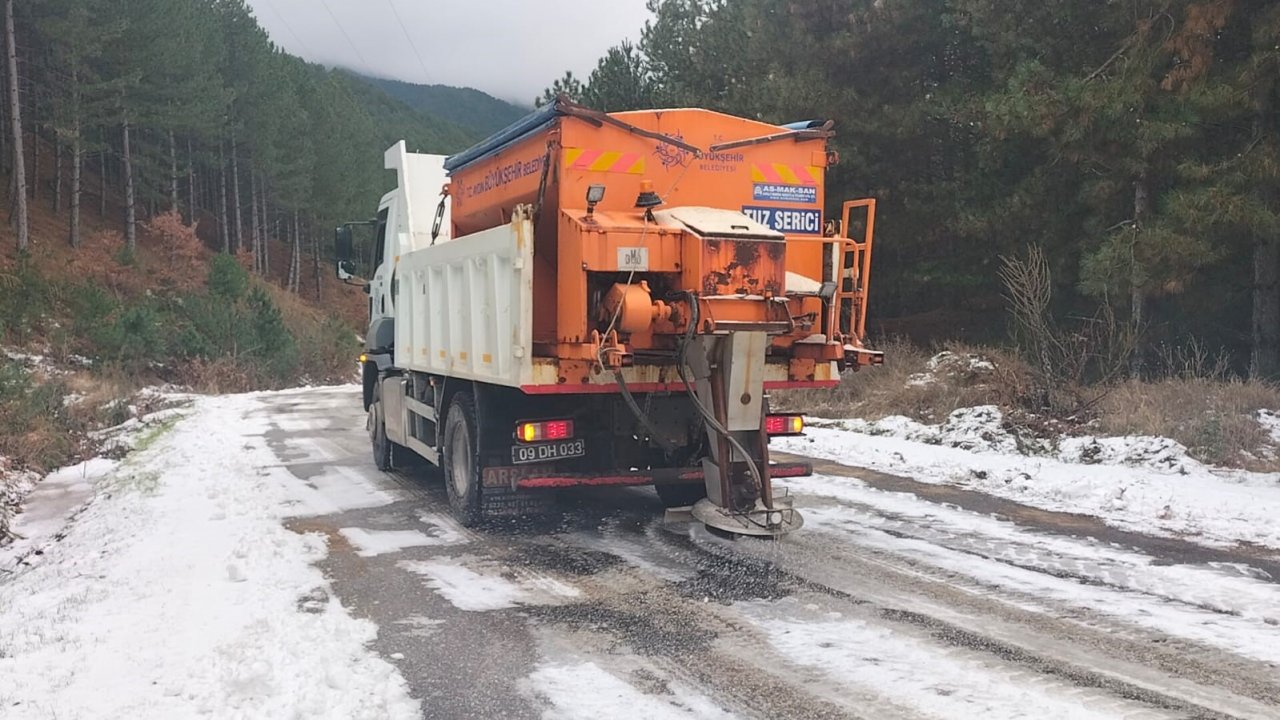Aydın Büyükşehir Belediyesi ekipleri karla mücadele çalışmalarını sürdürüyor