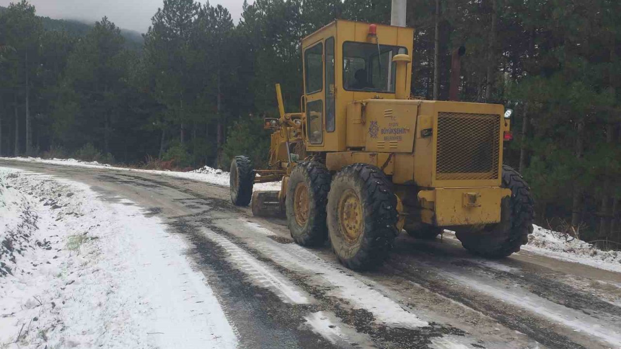 Aydın Büyükşehir Belediyesi ekipleri karla mücadele çalışmalarını sürdürüyor