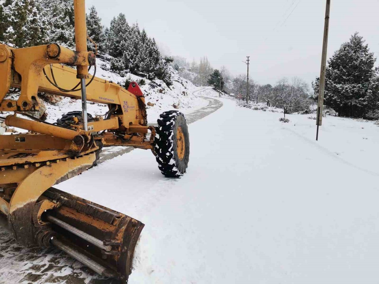 Aydın Büyükşehir Belediyesi ekipleri karla mücadele çalışmalarını sürdürüyor