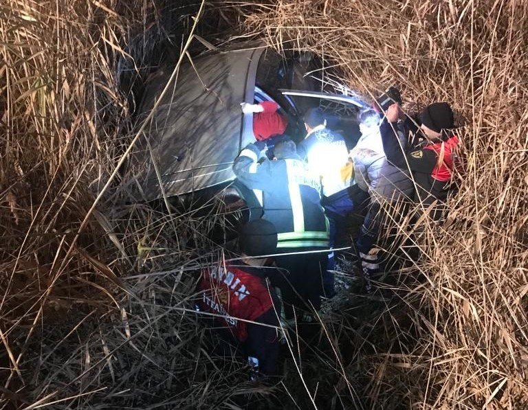 Otomobil sazlık alana devrildi: 3 yaralı