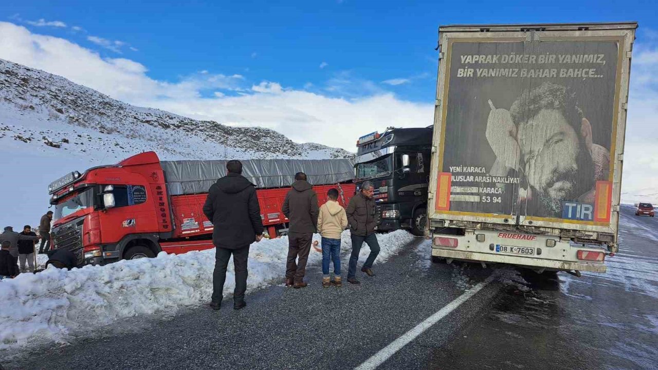 Kontrolden çıkan tır, kamyonla çarpıştı