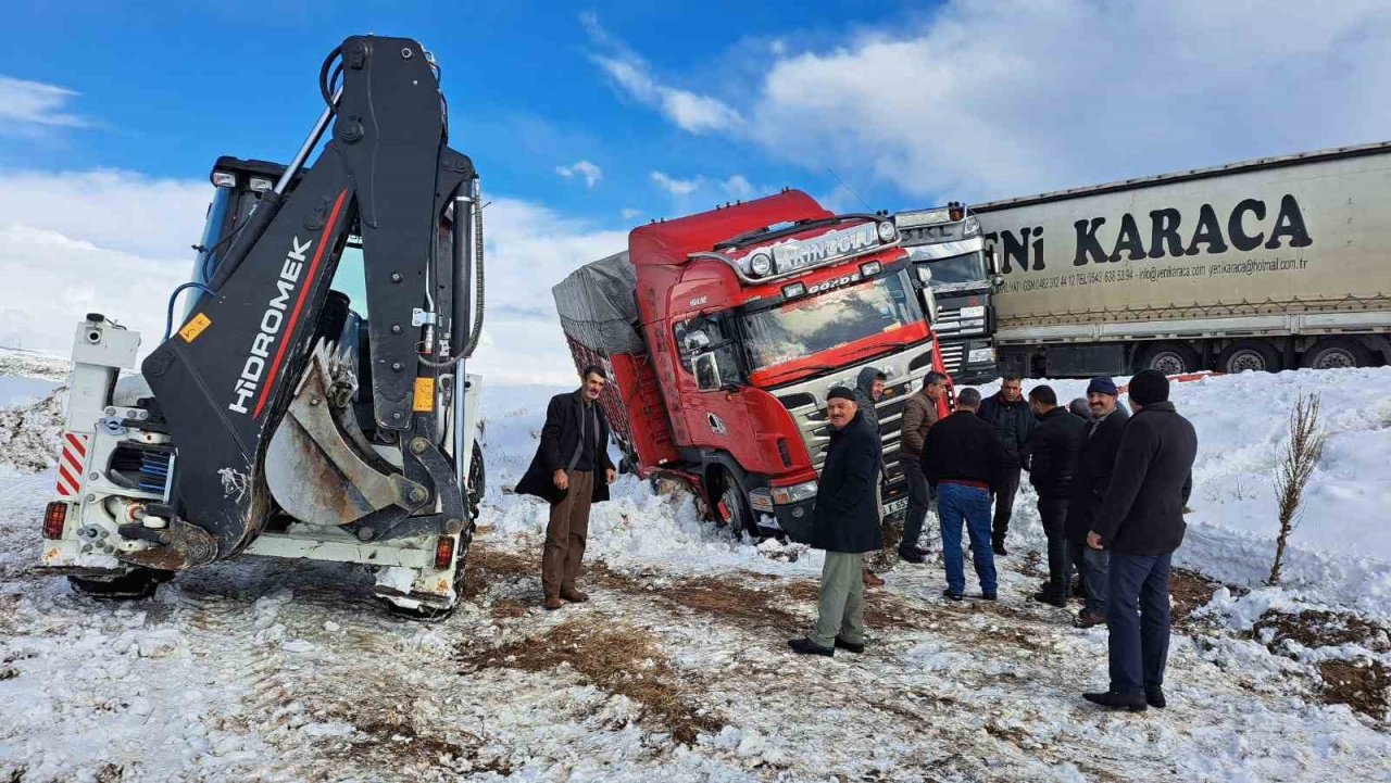 Kontrolden çıkan tır, kamyonla çarpıştı