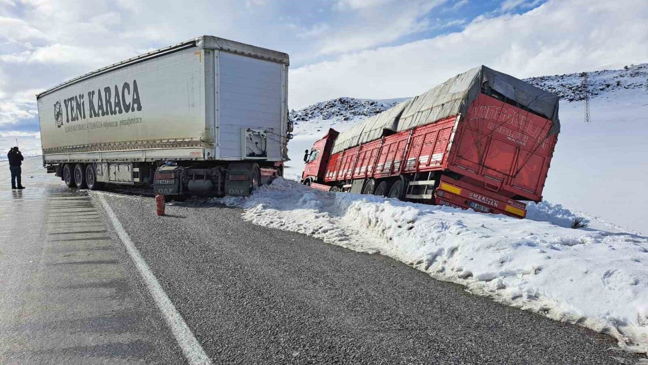 Kontrolden çıkan tır, kamyonla çarpıştı