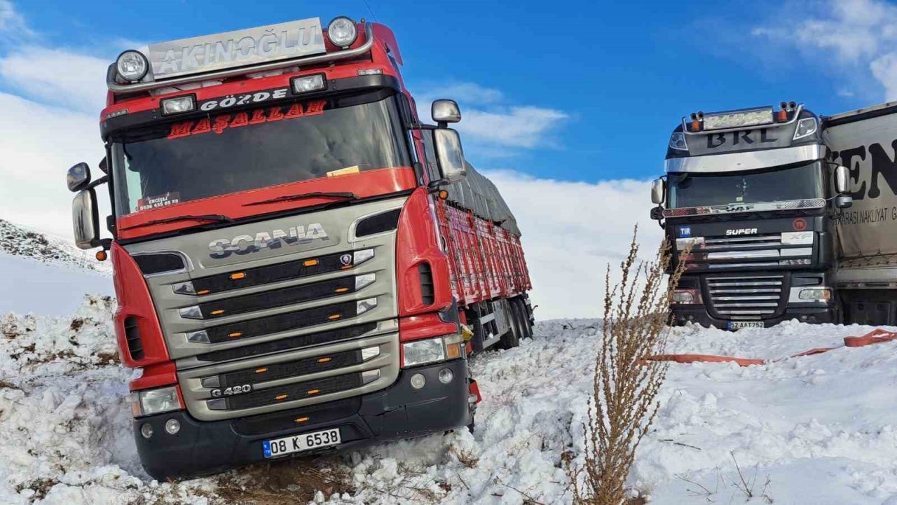 Kontrolden çıkan tır, kamyonla çarpıştı