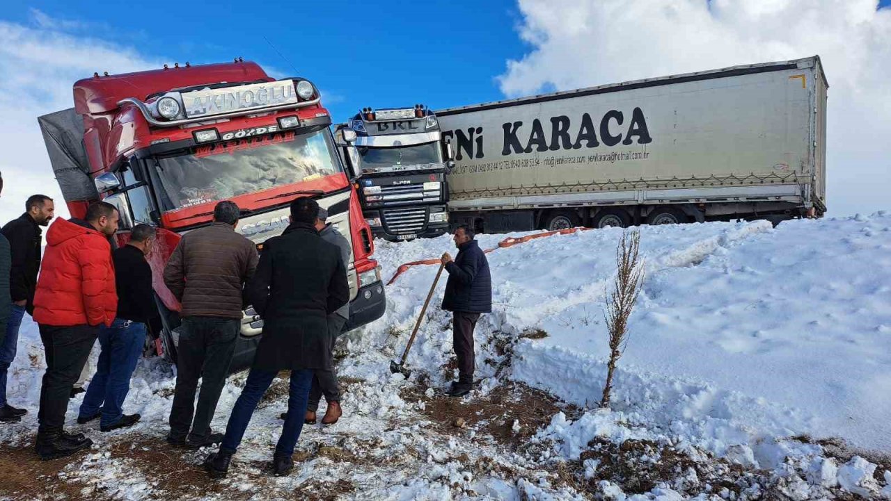 Kontrolden çıkan tır, kamyonla çarpıştı