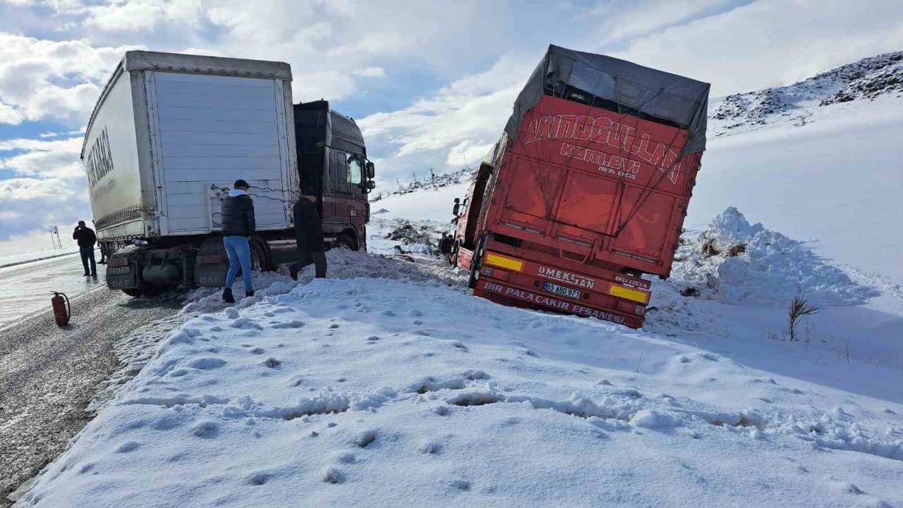 Kontrolden çıkan tır, kamyonla çarpıştı