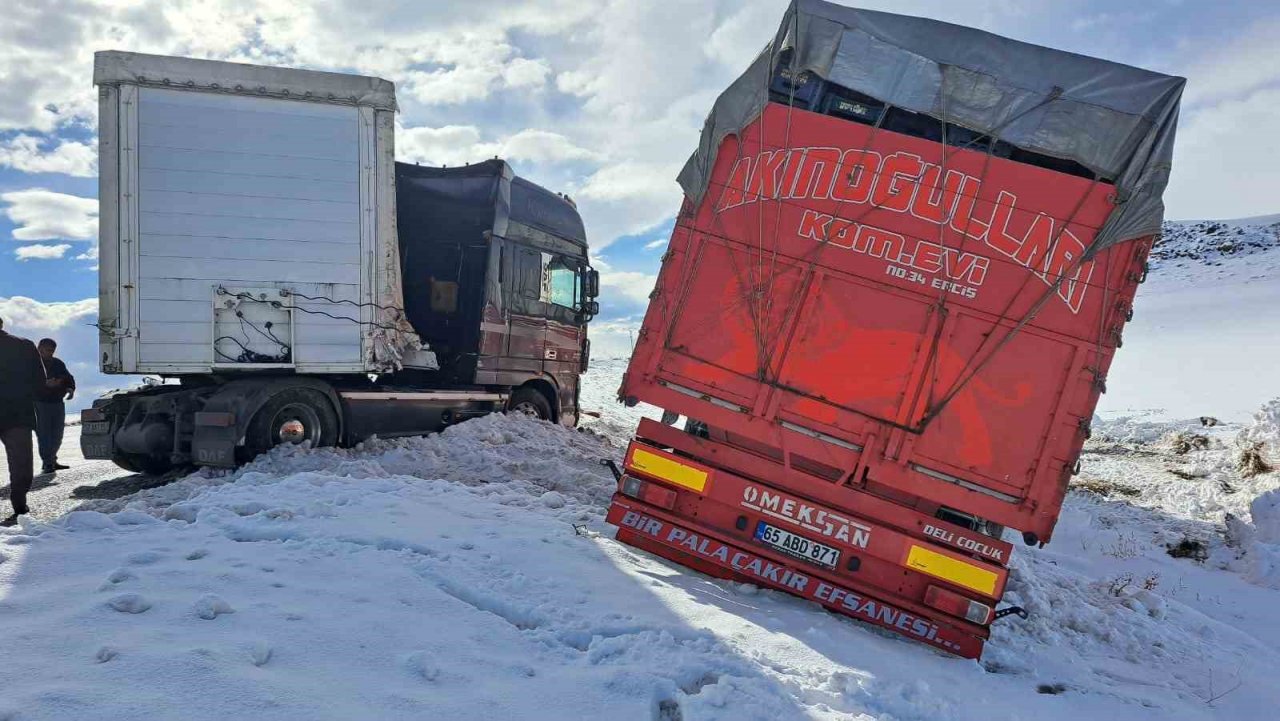 Kontrolden çıkan tır, kamyonla çarpıştı