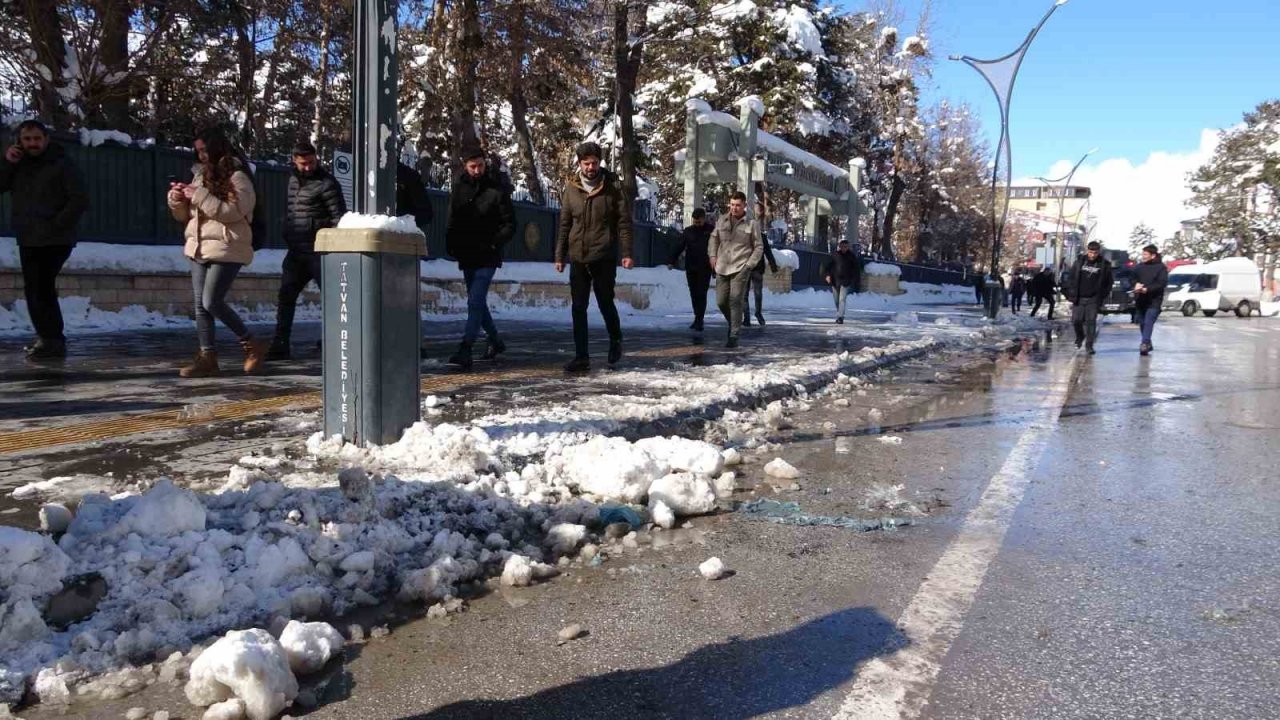Tatvan’da askeri kışlanın önünde bulunan şüpheli paket paniğe neden oldu