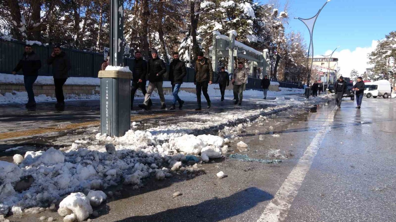 Tatvan’da askeri kışlanın önünde bulunan şüpheli paket paniğe neden oldu
