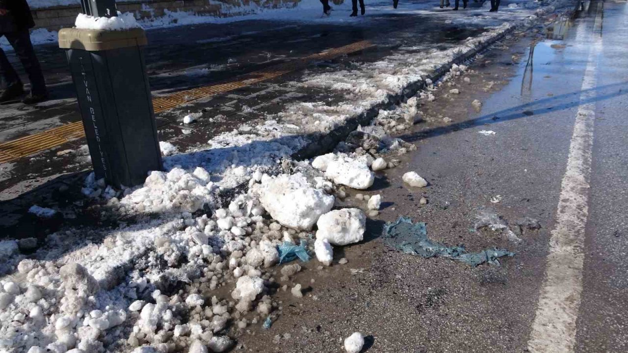 Tatvan’da askeri kışlanın önünde bulunan şüpheli paket paniğe neden oldu