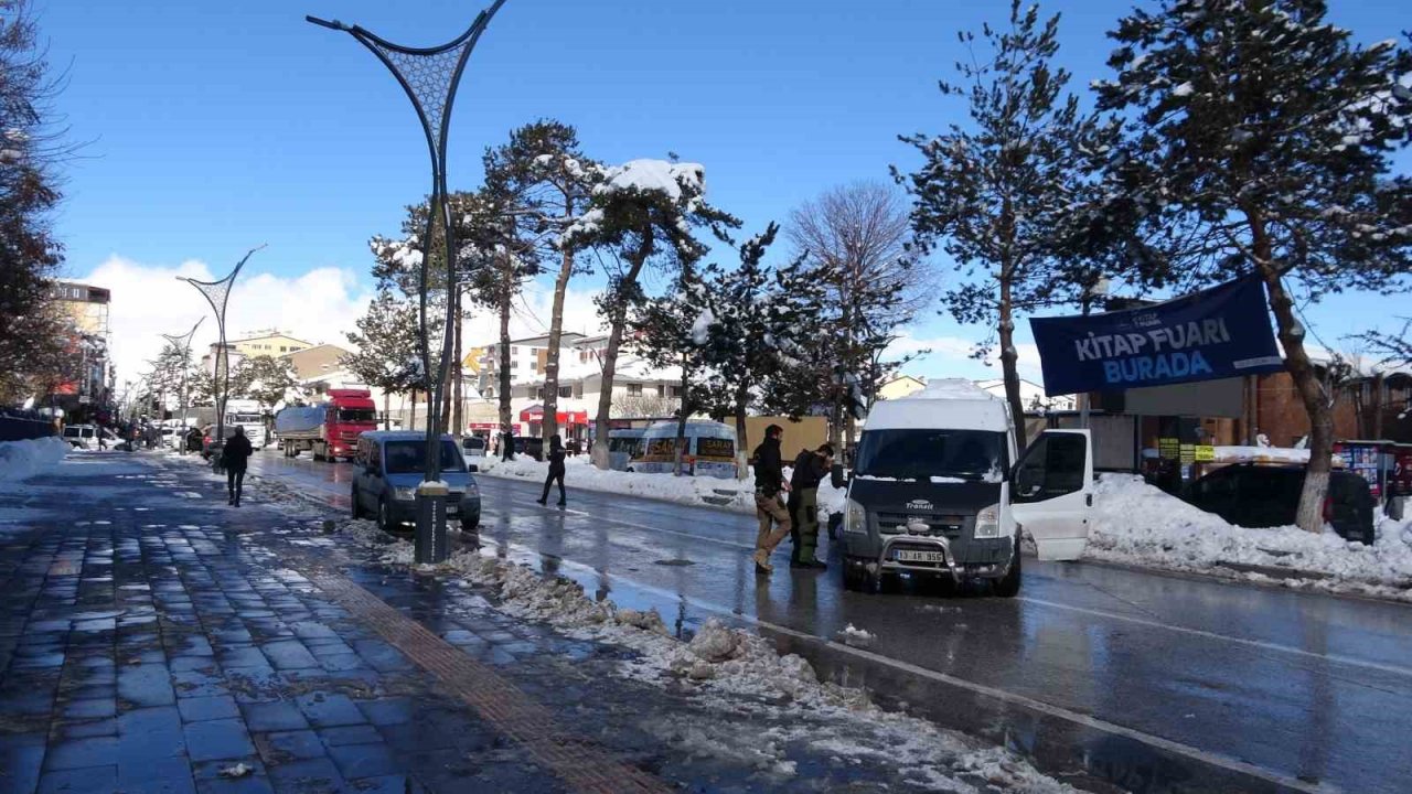 Tatvan’da askeri kışlanın önünde bulunan şüpheli paket paniğe neden oldu