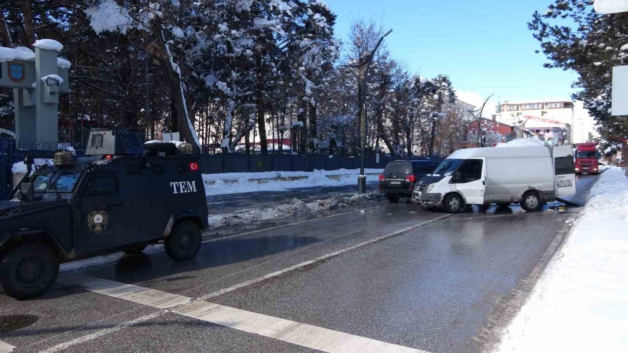 Tatvan’da askeri kışlanın önünde bulunan şüpheli paket paniğe neden oldu