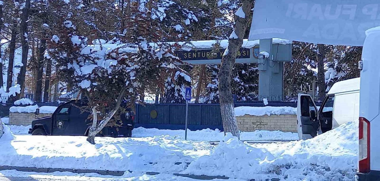 Tatvan’da askeri kışlanın önünde bulunan şüpheli paket paniğe neden oldu