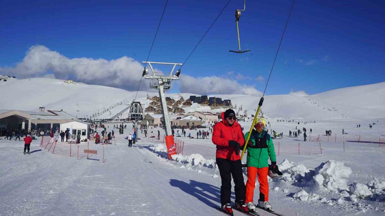 Kar yağdı, kayak merkezi doldu